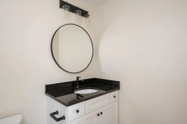 $2,400 | 553 Islington Street, Unit 3, Portsmouth, NH 03801