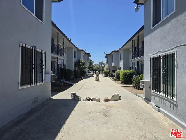 $2,447,500 | 6736 West Boulevard, Los Angeles, CA 90043