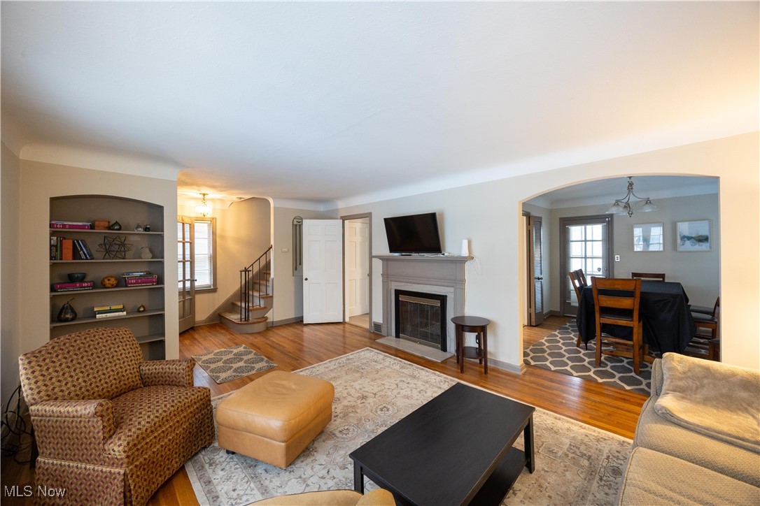 1937 Staunton Road Cleveland, OH 44118 - Photo 5 of 31 Living area with arched walkways,