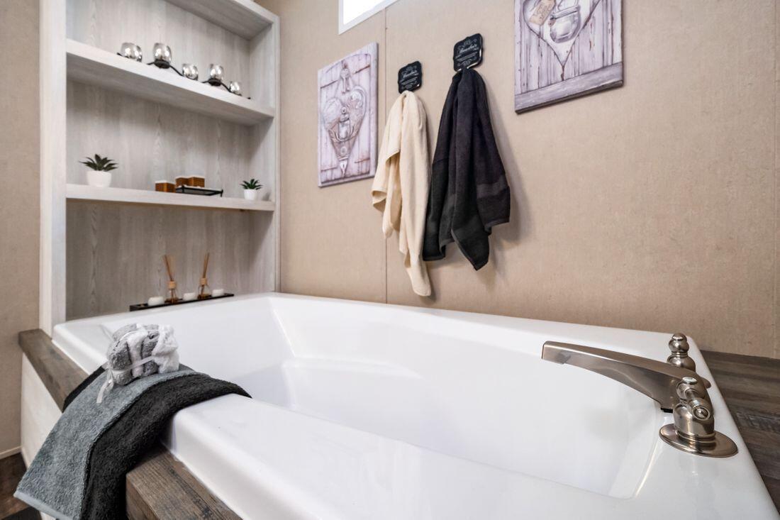 632 Dennis Ridge Road Bonneau, SC 29431 - Photo 11 of 13 bath tub