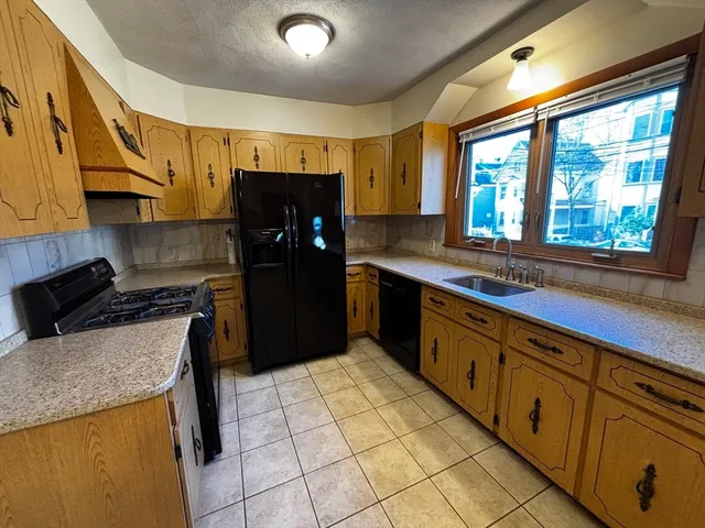 $4,100 | 198 Washington Street, Unit 1, Somerville, MA 02143