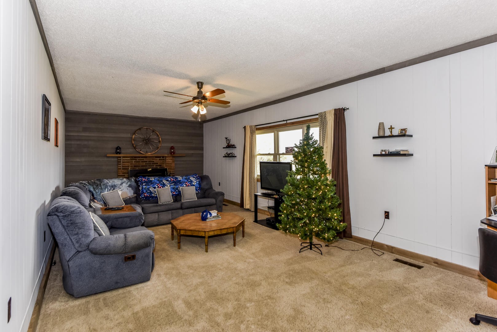 2598 Maple Hill Road Loudon, TN 37774 - Photo 5 of 36 a living room with furniture and a window