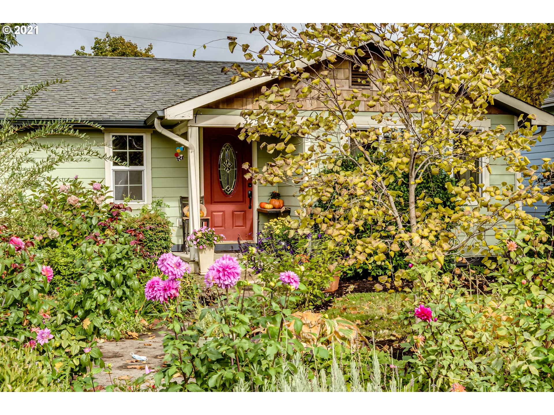 3250 B Street Springfield, OR 97478 - Photo 2 of 31 a view of a house is covered with flower