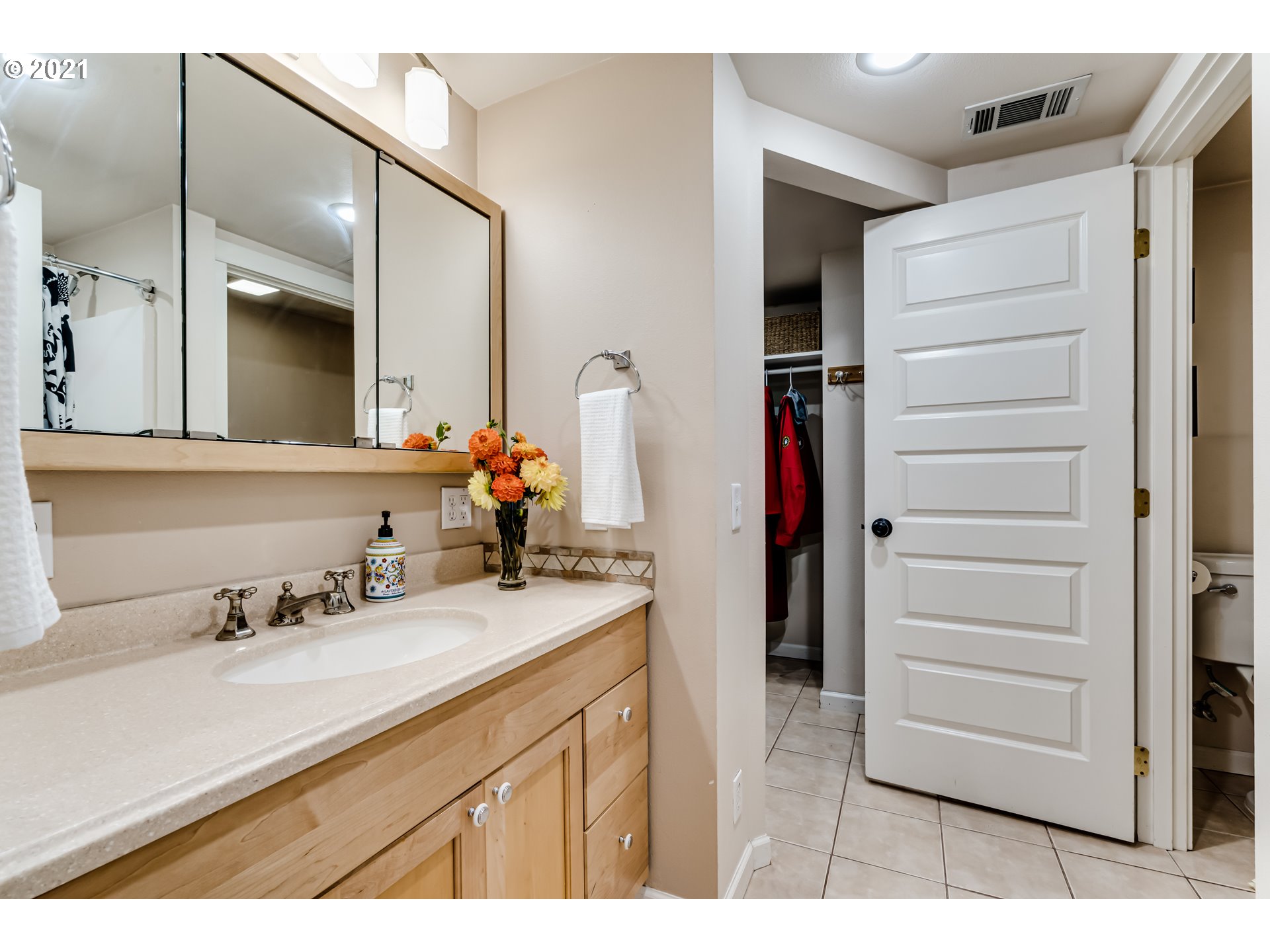3250 B Street Springfield, OR 97478 - Photo 11 of 31 a room with a bed and a potted plant