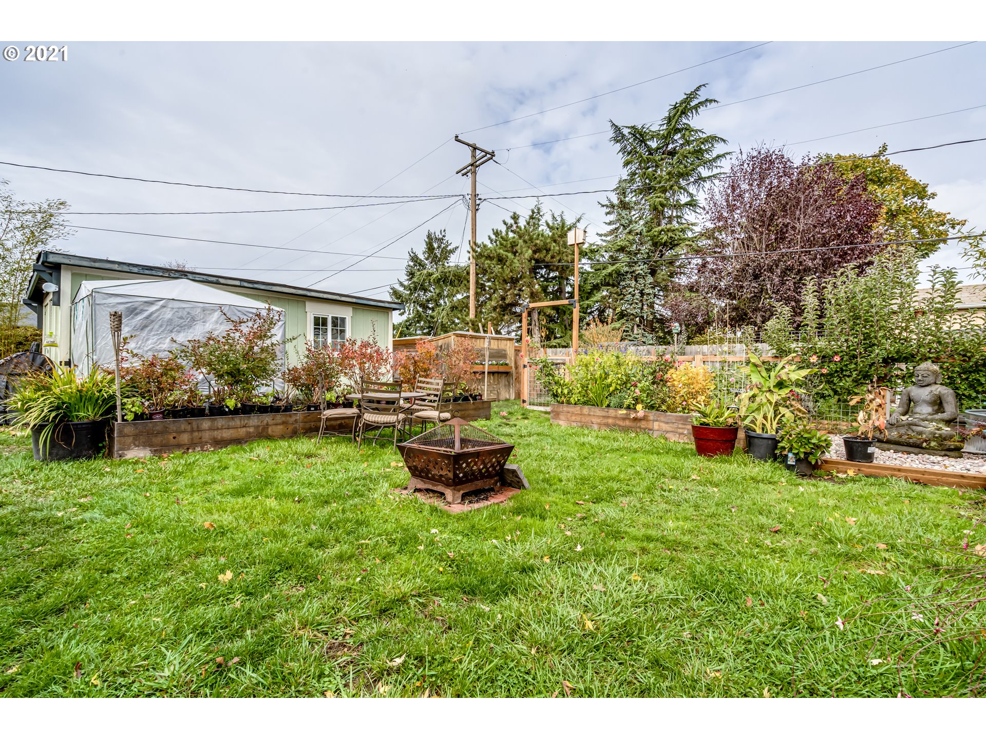 3250 B Street Springfield, OR 97478 - Photo 21 of 31 a backyard of a house with lots of green space