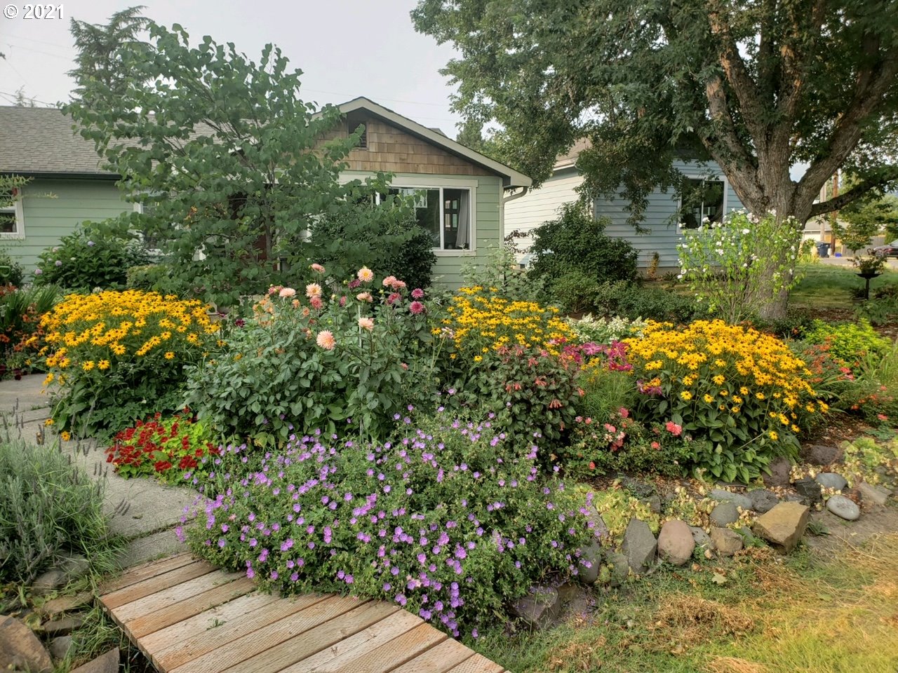 3250 B Street Springfield, OR 97478 - Photo 29 of 31 a view of a bunch of flowers