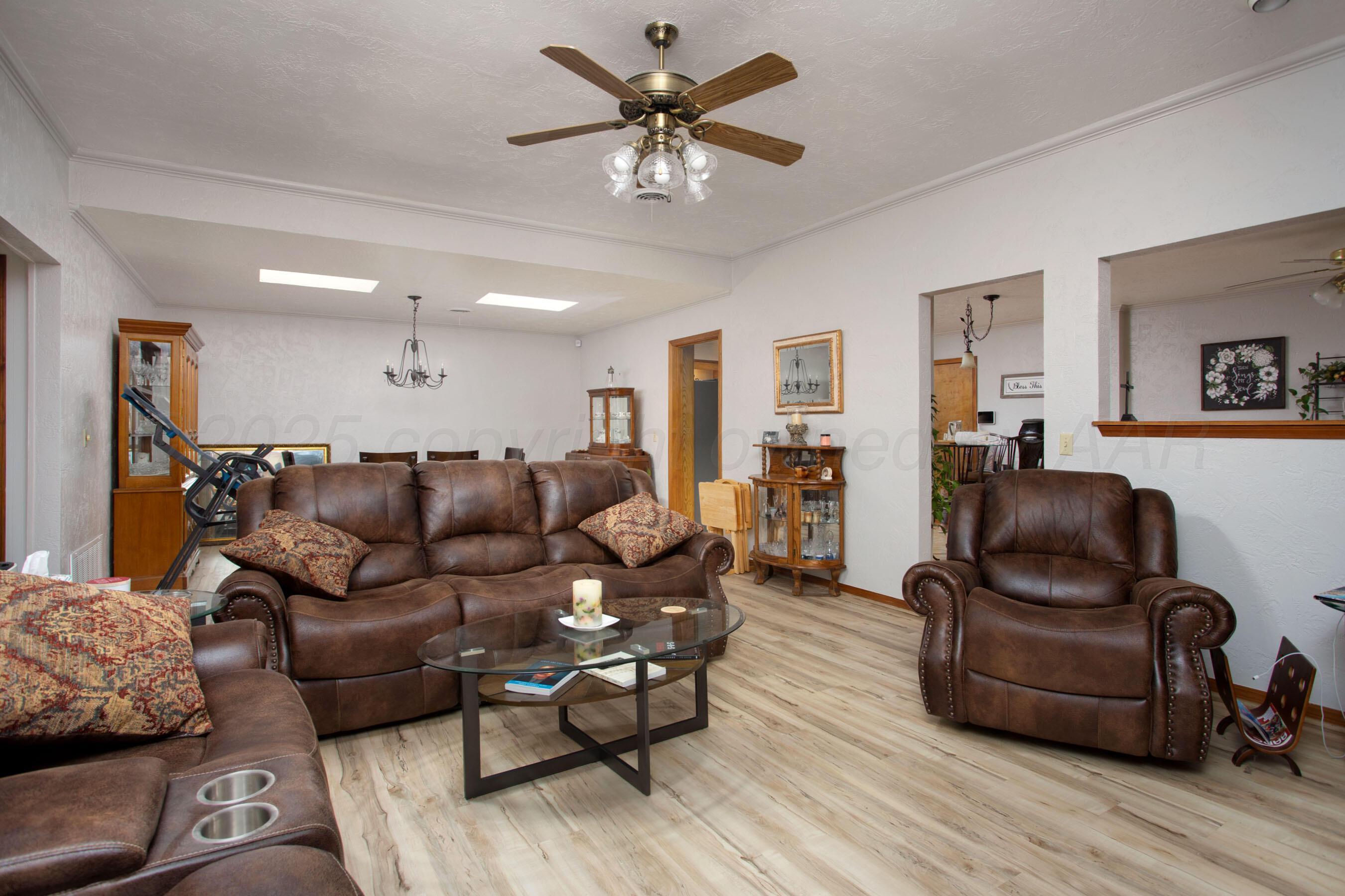 6130 Belpree Road Amarillo, TX 79106 - Photo 4 of 24 living room