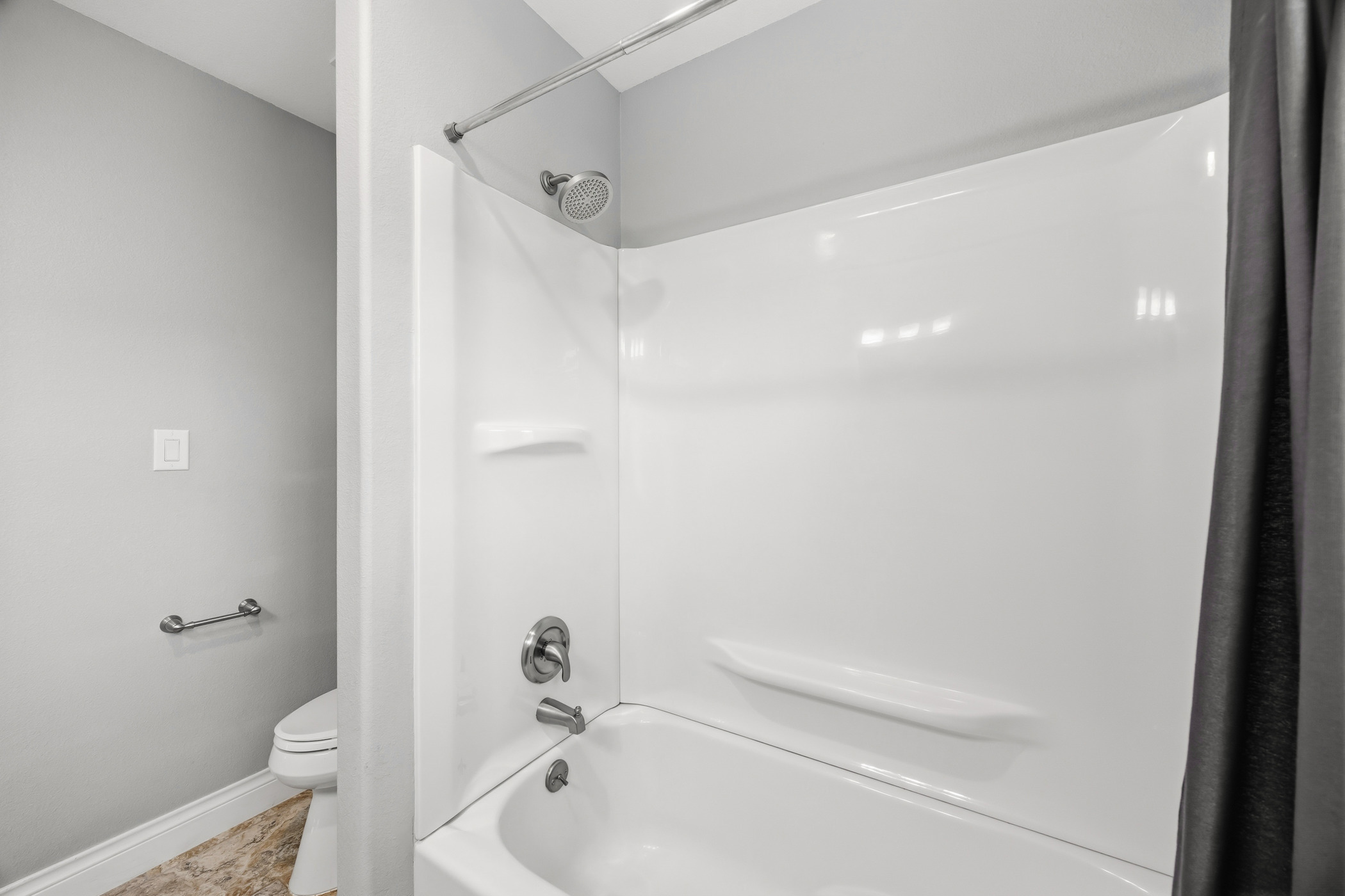 4105 Summit Hurst New Braunfels, TX 78132 - Photo 20 of 36 a bathroom with a bathtub and a toilet