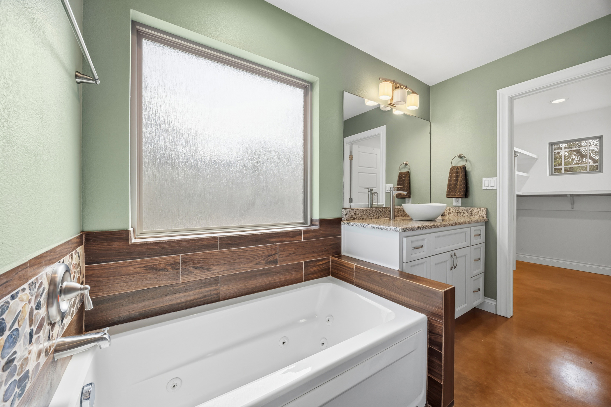 4105 Summit Hurst New Braunfels, TX 78132 - Photo 8 of 36 a bathroom with a bathtub and a sink