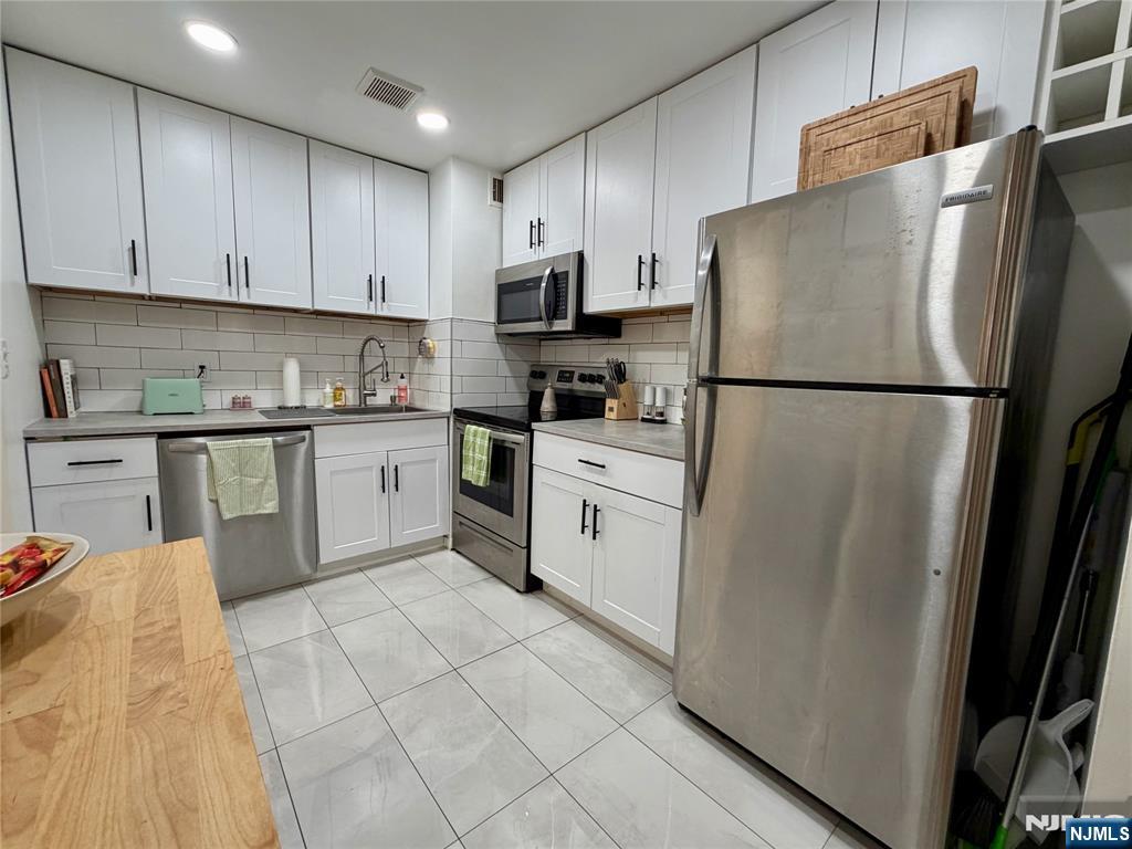 1111 River Road, Unit F 1 Edgewater, NJ 07020 - Photo 8 of 19