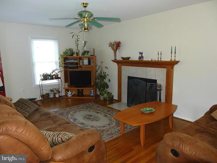 9205 Ramblebrook Road Baltimore, MD 21236 - Photo 7 of 26 Living Room