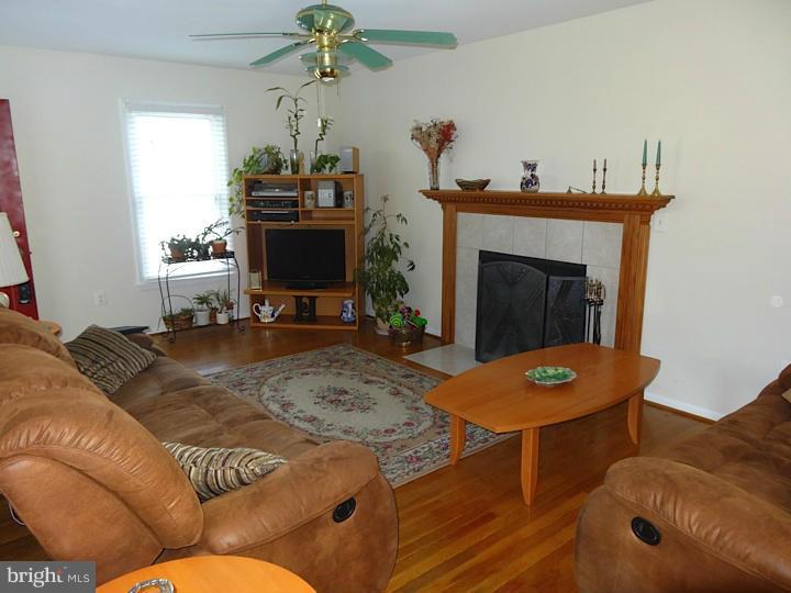 9205 Ramblebrook Road Baltimore, MD 21236 - Photo 8 of 26 Living Room