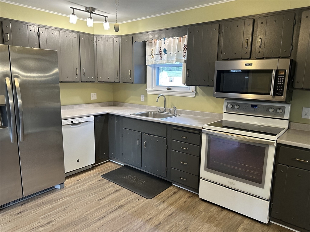 124 Cooper Road Northbridge, MA 01534 - Photo 4 of 25