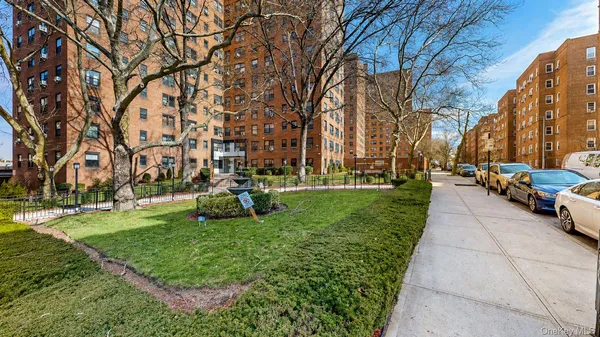 $360,000 | 99-05 63rd Drive, Unit 7K | Rego Park