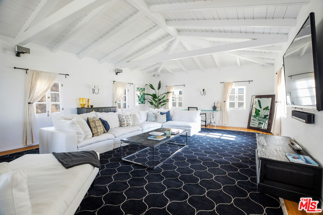 1020 Palisades Beach Road Santa Monica, CA 90403 - Photo 26 of 41 a living room with furniture
