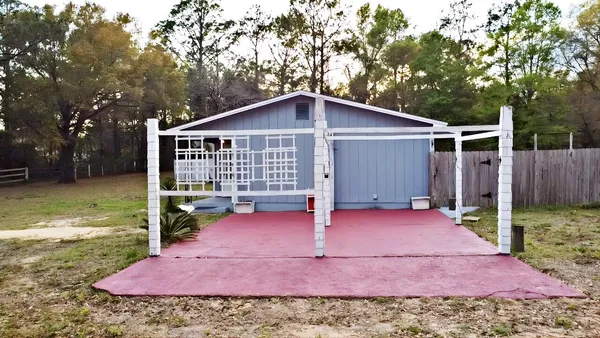 a view of a house with backyard and garden