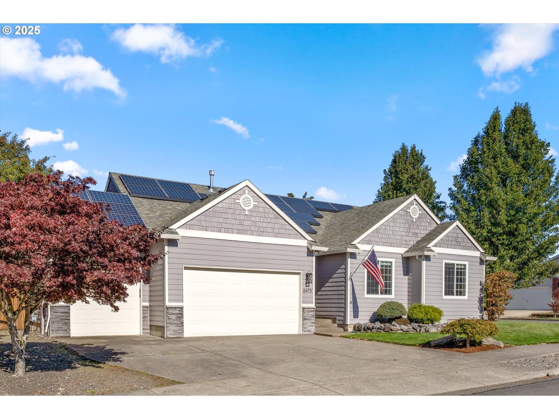 6475 Southeast 33rd Way Gresham, OR 97080 - Photo 3 of 47 a front view of a house with a yard