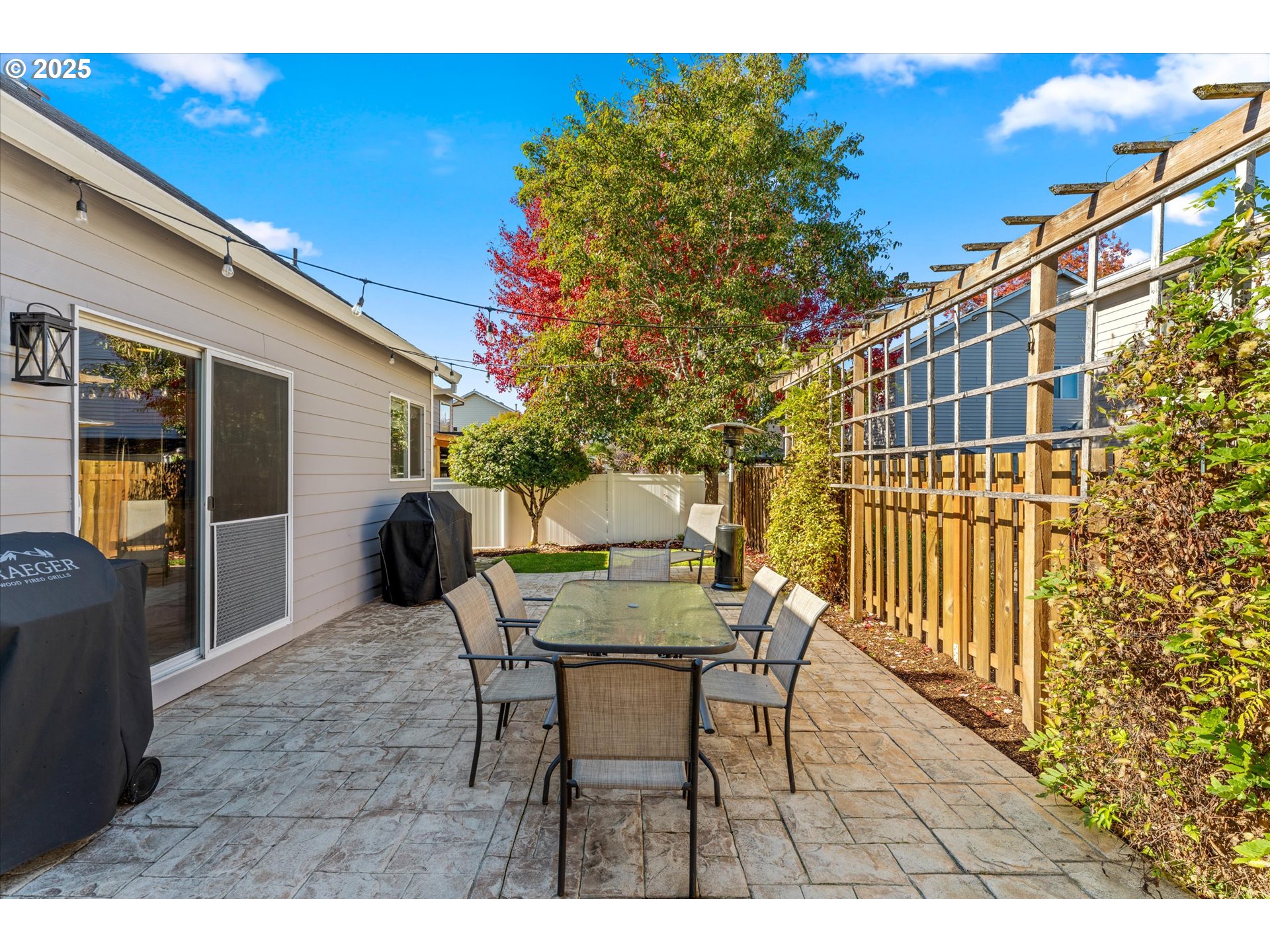 6475 Southeast 33rd Way Gresham, OR 97080 - Photo 39 of 47 a view of a dining table and chairs in the patio