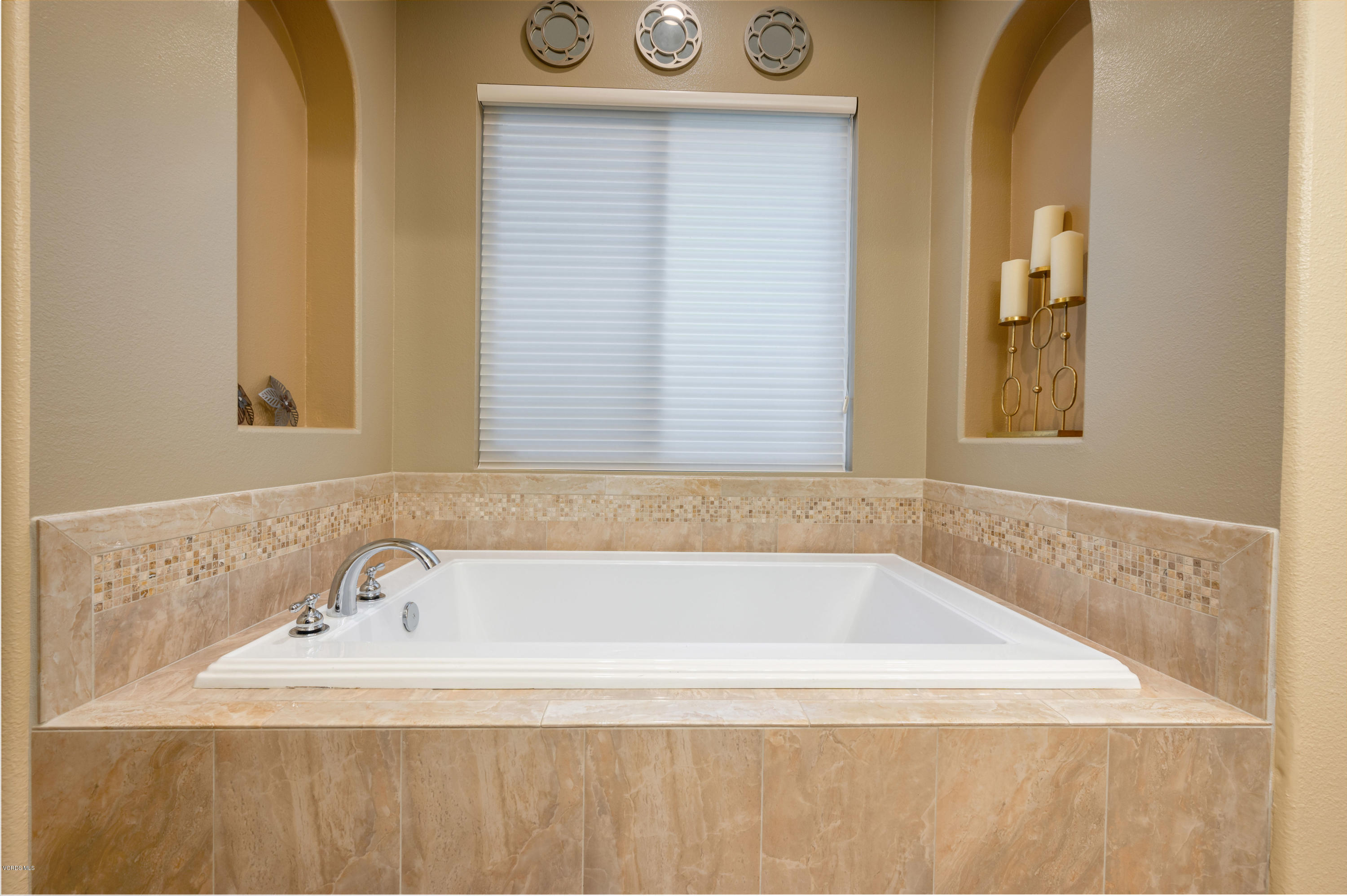 6945 Shadow Wood Drive Moorpark, CA 93021 - Photo 25 of 42 a bathroom with a bathtub and a window