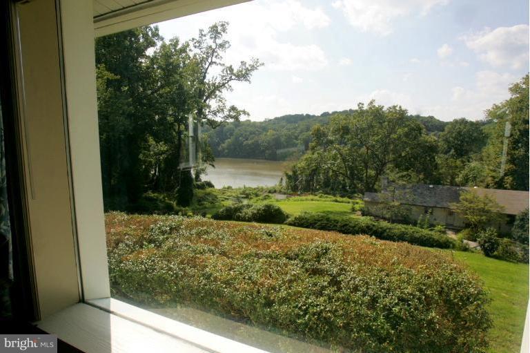 7347 Brightside Road Baltimore, MD 21212 - Photo 5 of 17 View Living Room