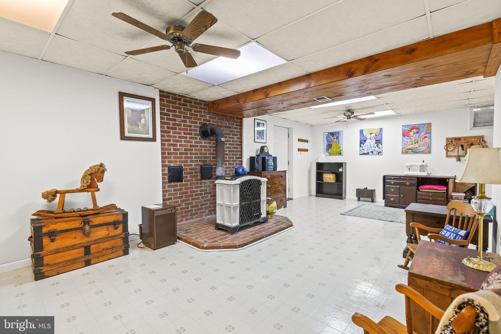213 King James Road Upper Marlboro, MD 20774 - Photo 28 of 39 a living room with furniture