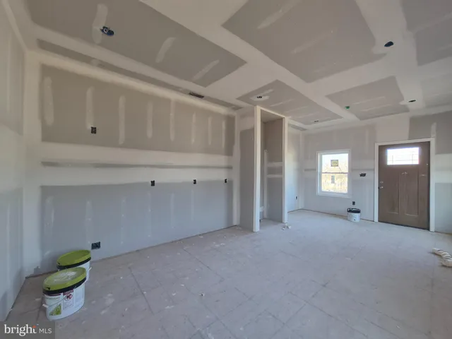 a view of empty room with closet