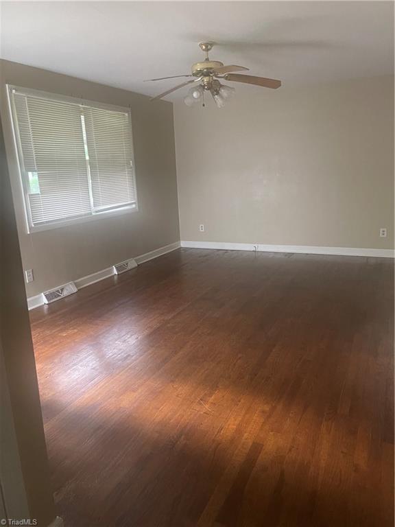 511 Ridgecrest Drive High Point, NC 27262 - Photo 2 of 8 LIVING ROOM