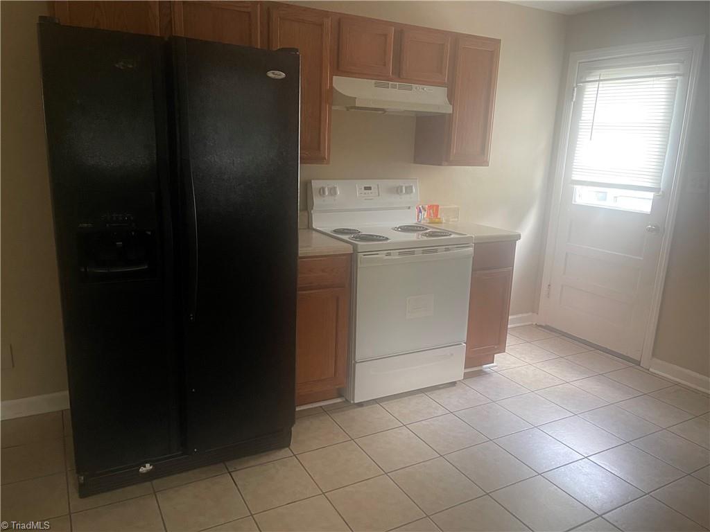 511 Ridgecrest Drive High Point, NC 27262 - Photo 3 of 8 KITCHEN SHOWS SIDE DOOR