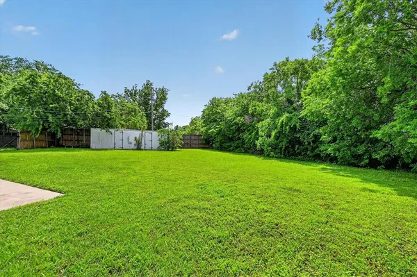 a view of a yard and basketball court