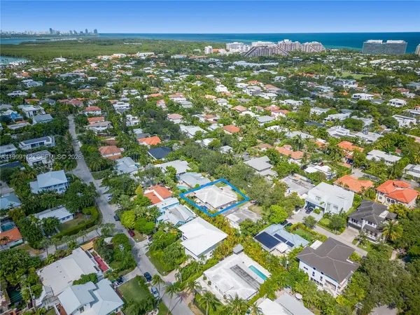 $3,850,000 | 524 Warren Lane, Key Biscayne, FL 33149