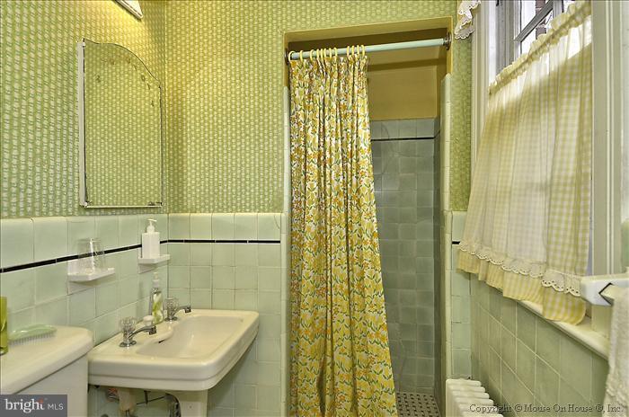 9413 Thornhill Road Silver Spring, MD 20901 - Photo 15 of 27 Bath