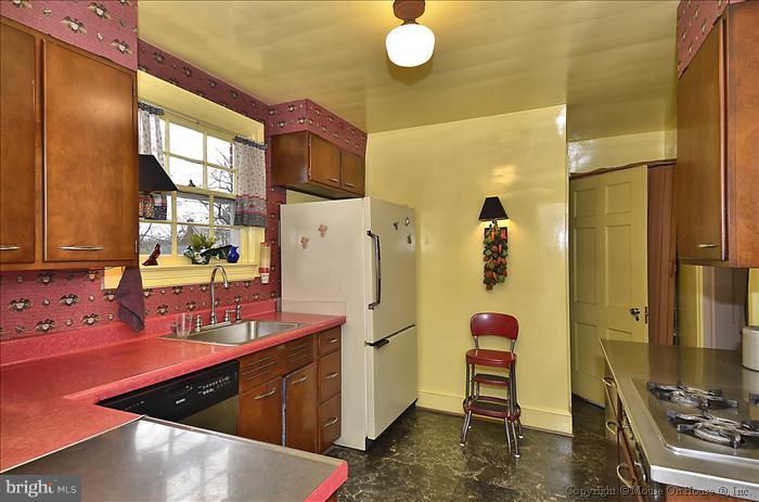 9413 Thornhill Road Silver Spring, MD 20901 - Photo 3 of 27 Kitchen