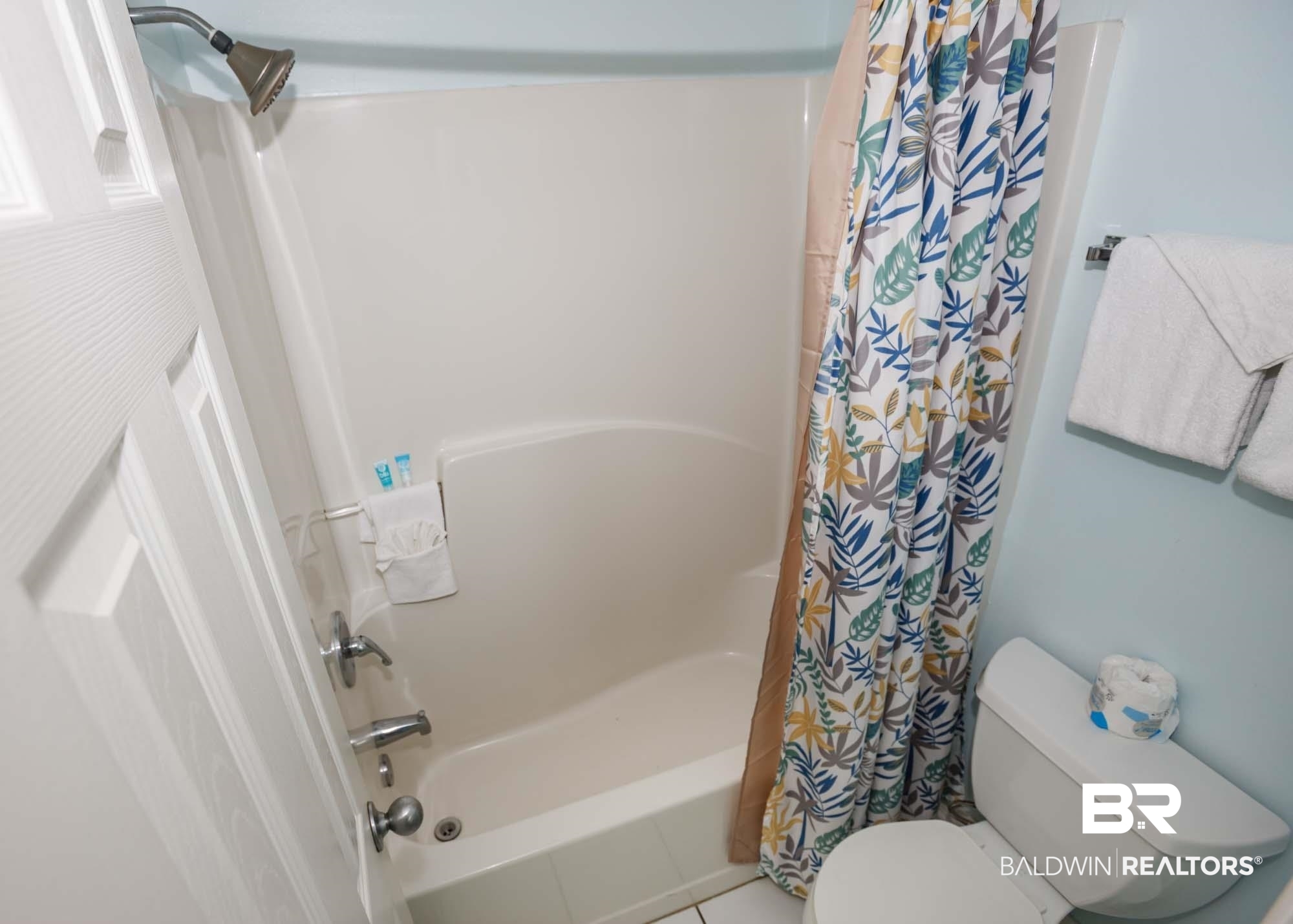 645 Plantation Road, Unit 6311 Gulf Shores, AL 36542 - Photo 7 of 43 Full bathroom with toilet, shower / bath combo, and tile patterned floors