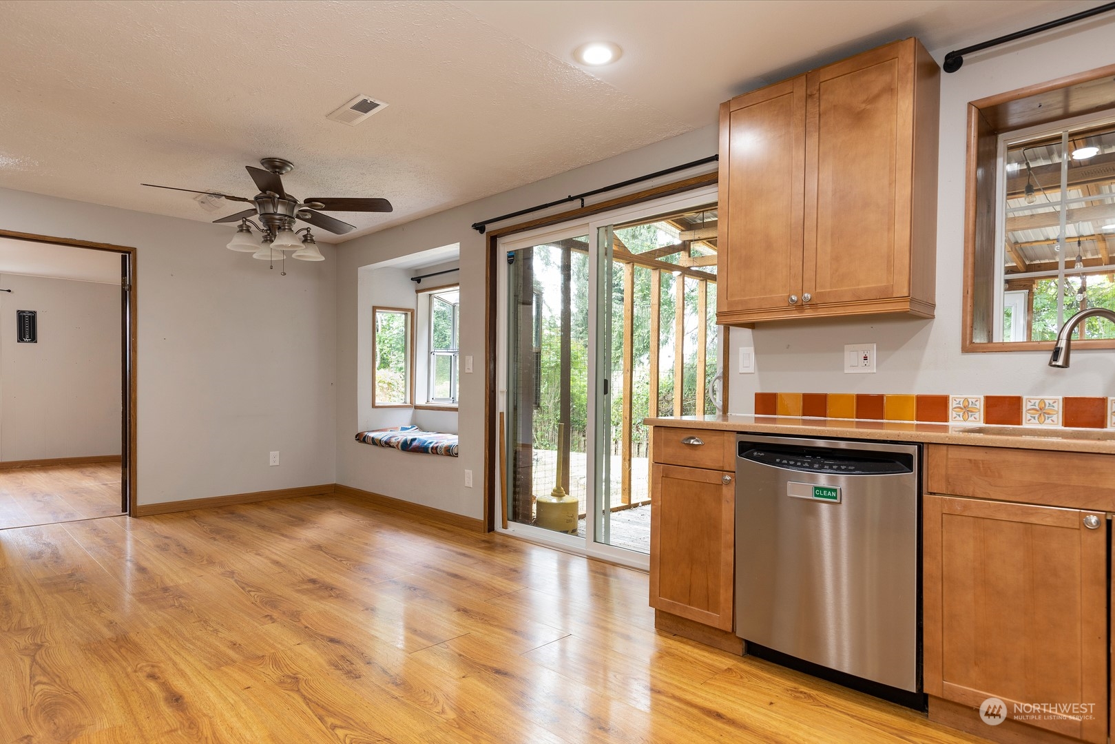 16217 128th Place Southeast Renton, WA 98058 - Photo 5 of 27 Gallery Image 5