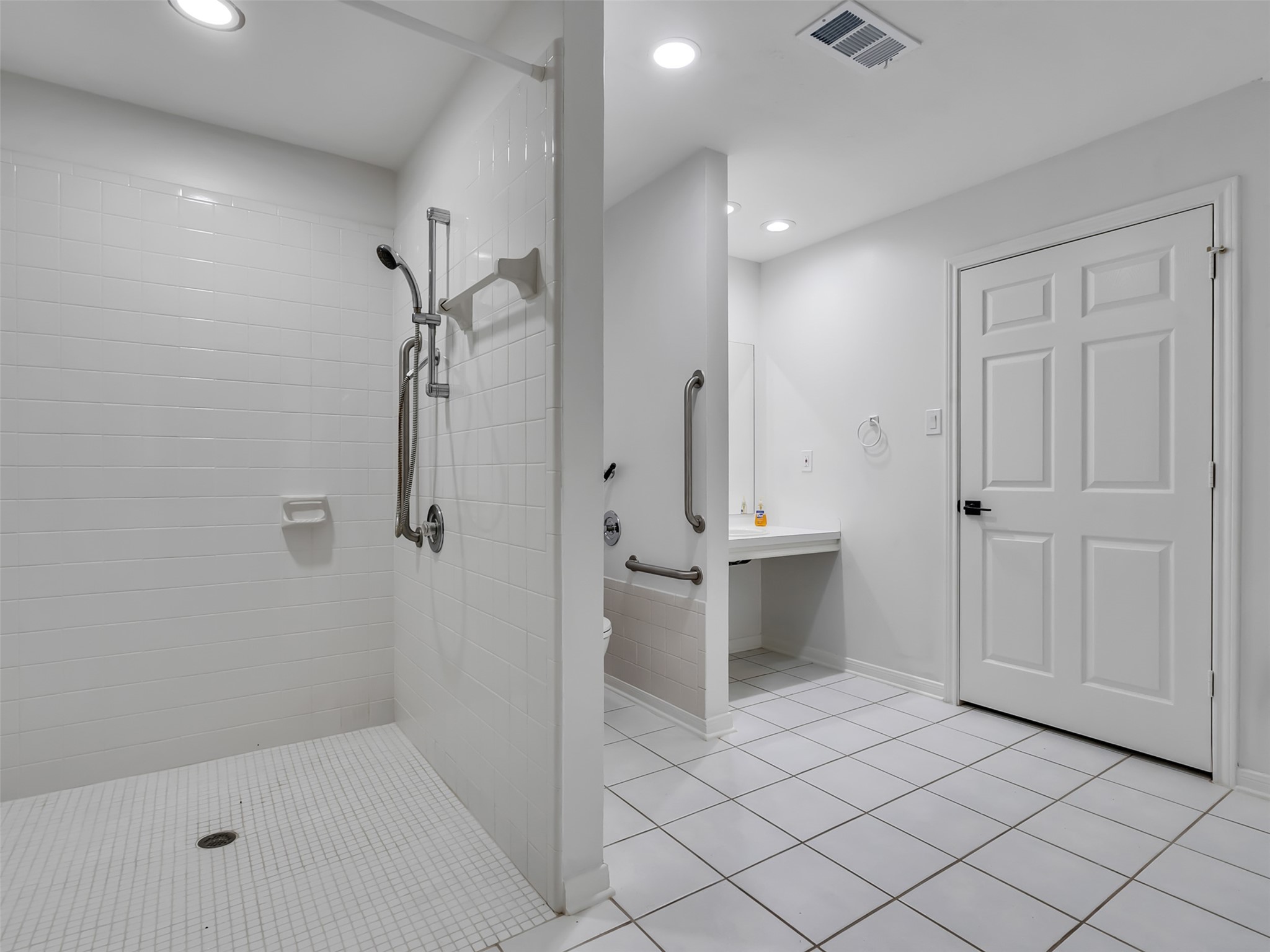 4023 Laverock Road Spring, TX 77388 - Photo 20 of 36 Fully accessible bathroom