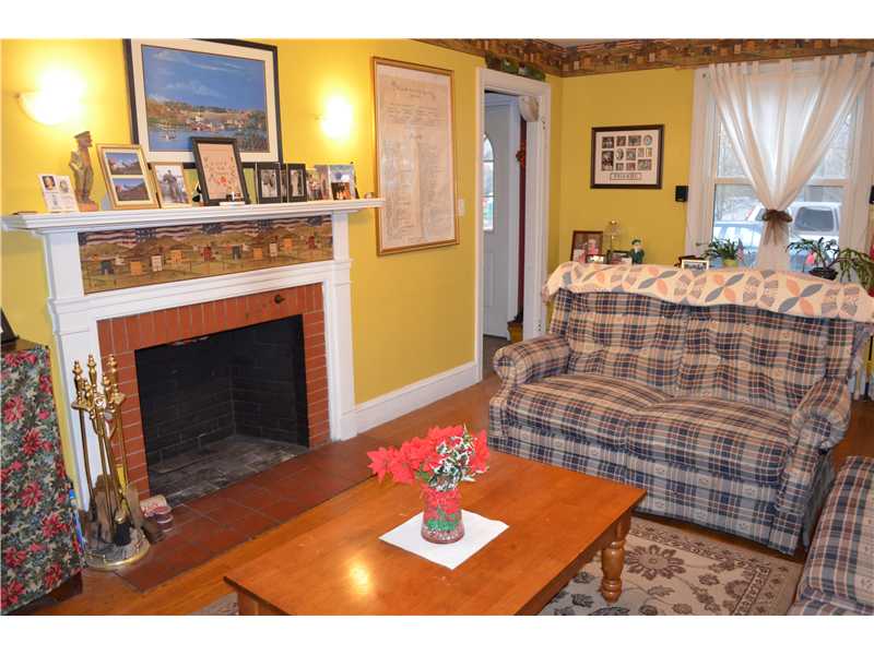 18 Robin Hill Road Warwick, RI 02886 - Photo 2 of 9 Living Room.