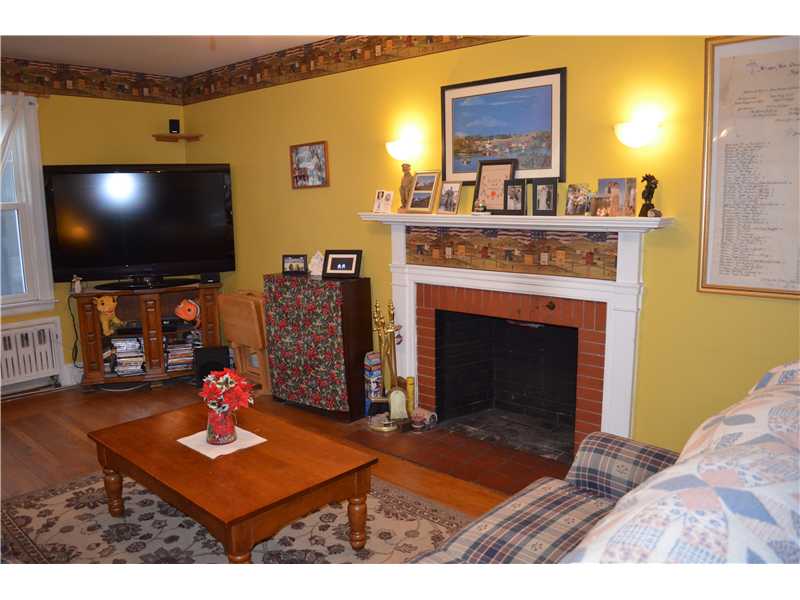18 Robin Hill Road Warwick, RI 02886 - Photo 3 of 9 Living Room.