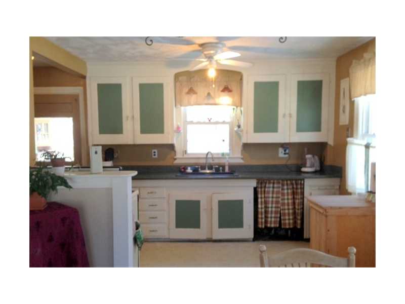 18 Robin Hill Road Warwick, RI 02886 - Photo 4 of 9 Kitchen.
