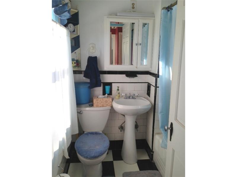 18 Robin Hill Road Warwick, RI 02886 - Photo 7 of 9 Bathroom.