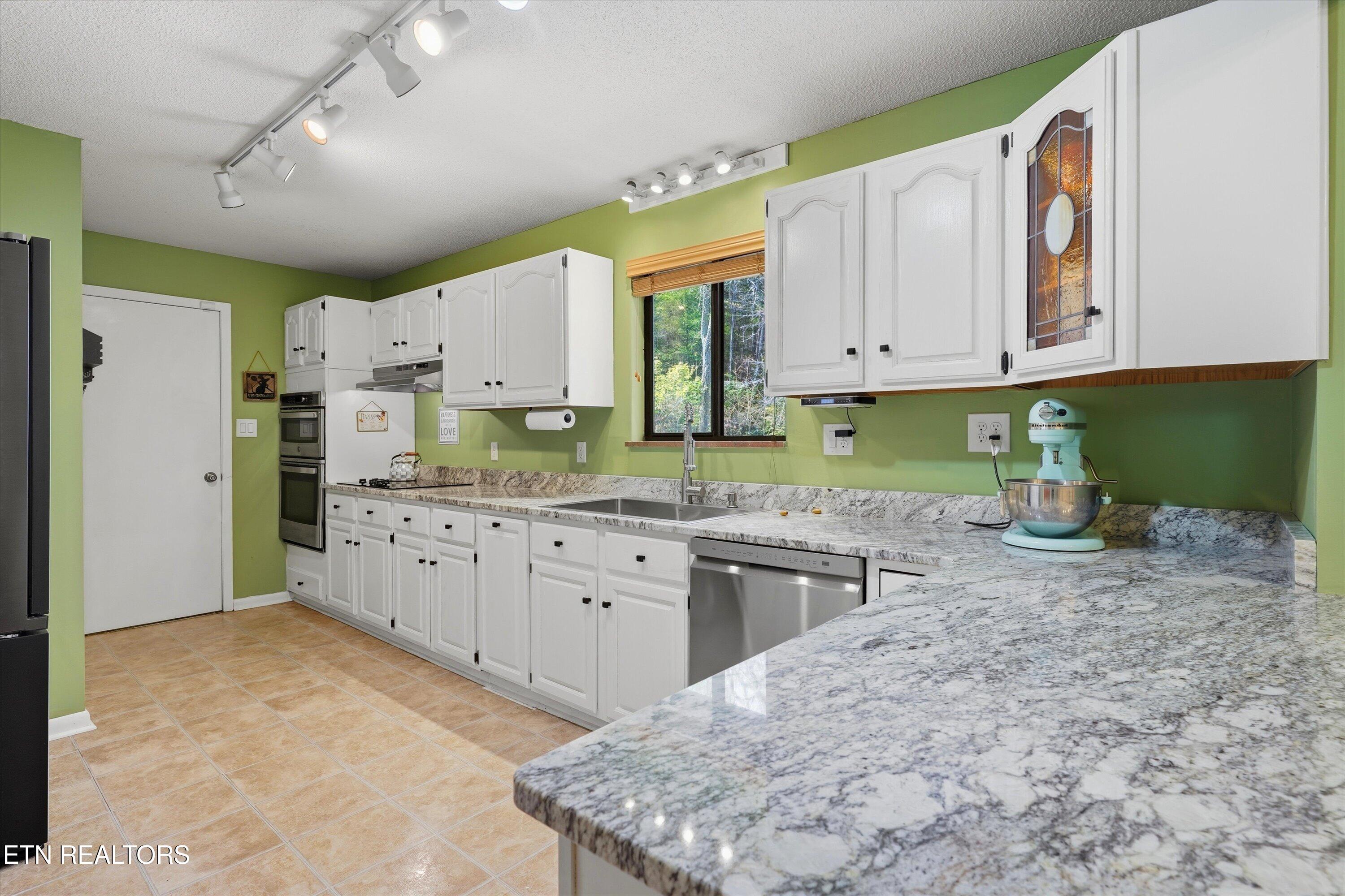 6428 Spring View Lane Knoxville, TN 37918 - Photo 11 of 43 Kitchen