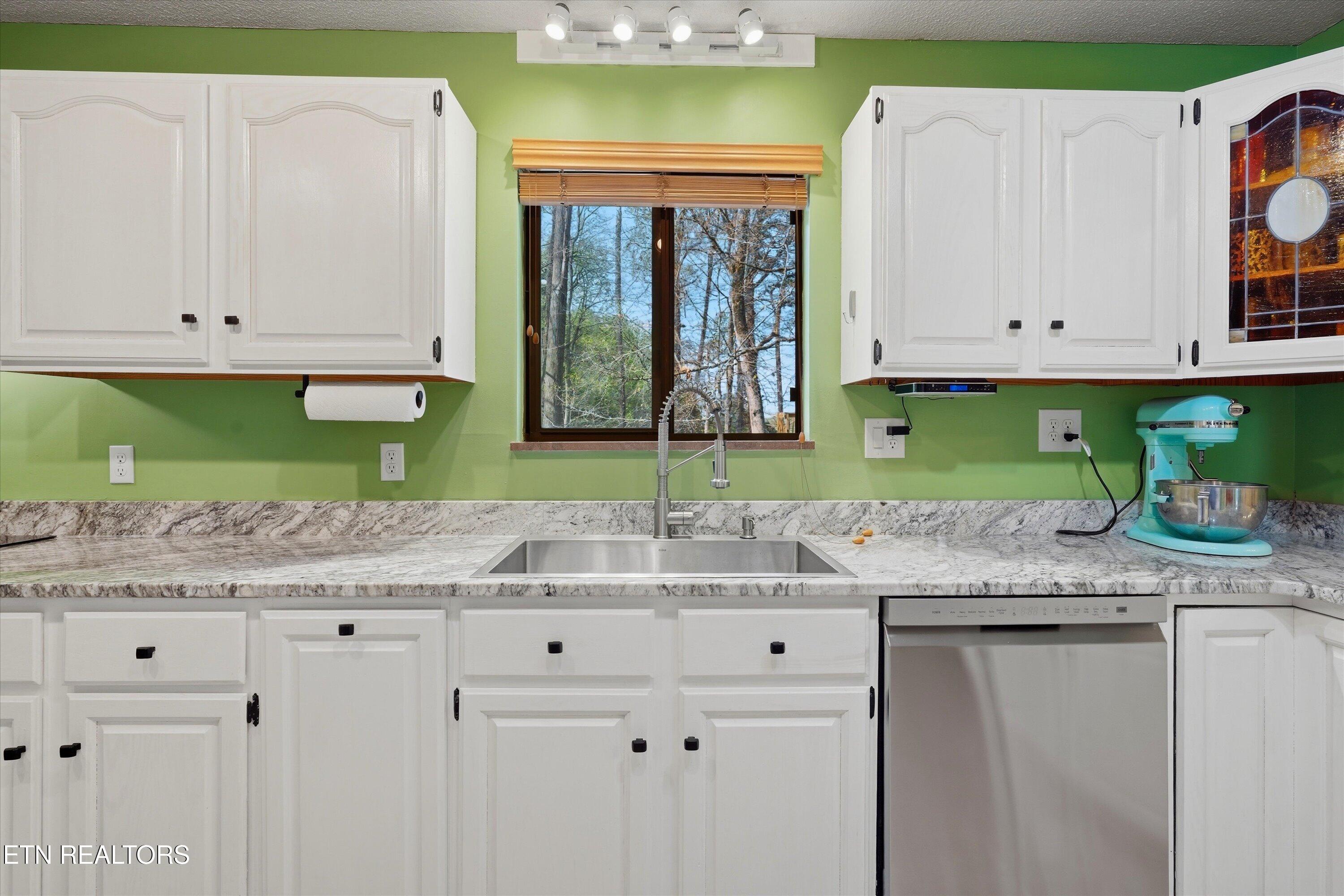 6428 Spring View Lane Knoxville, TN 37918 - Photo 12 of 43 Kitchen