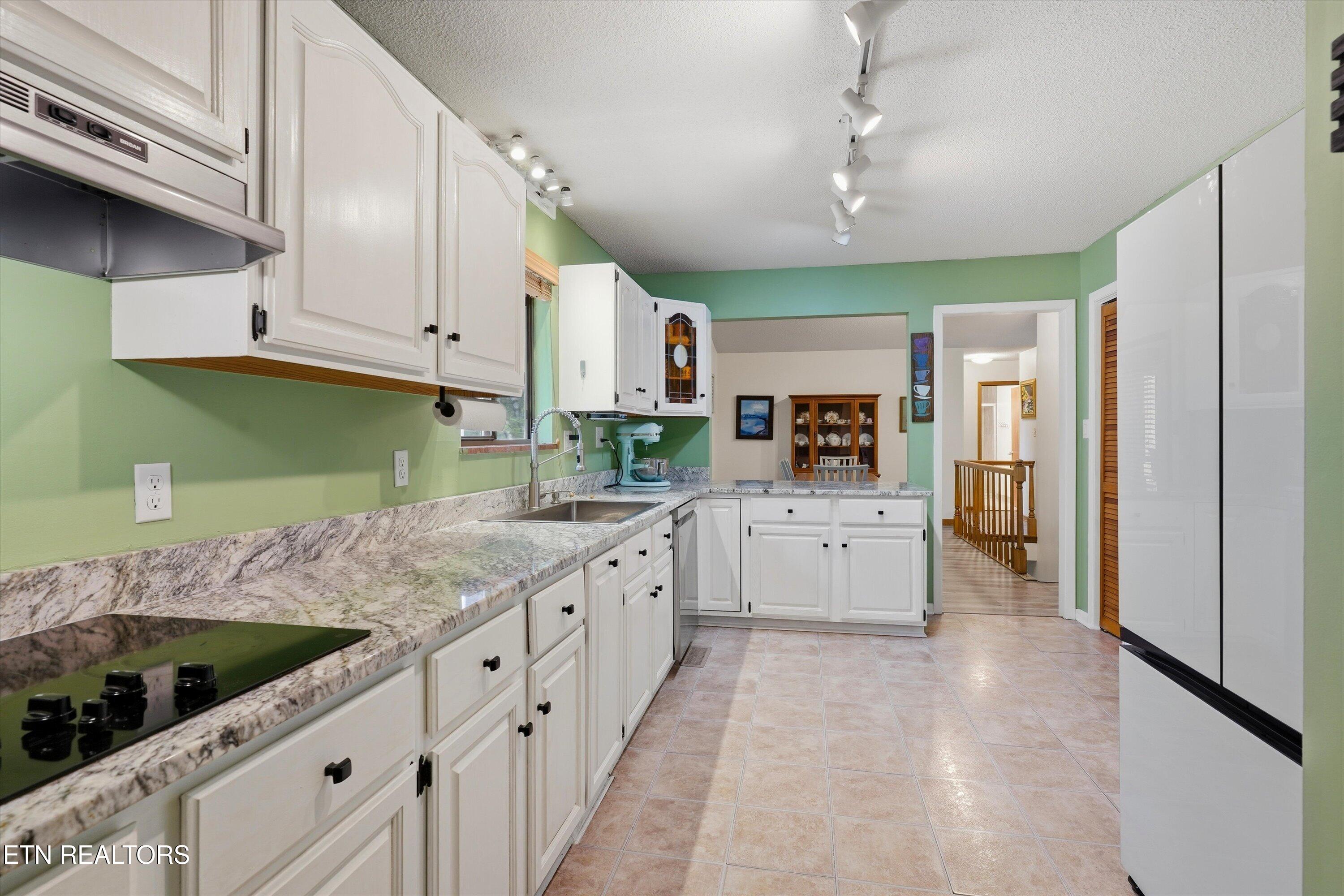 6428 Spring View Lane Knoxville, TN 37918 - Photo 13 of 43 Kitchen