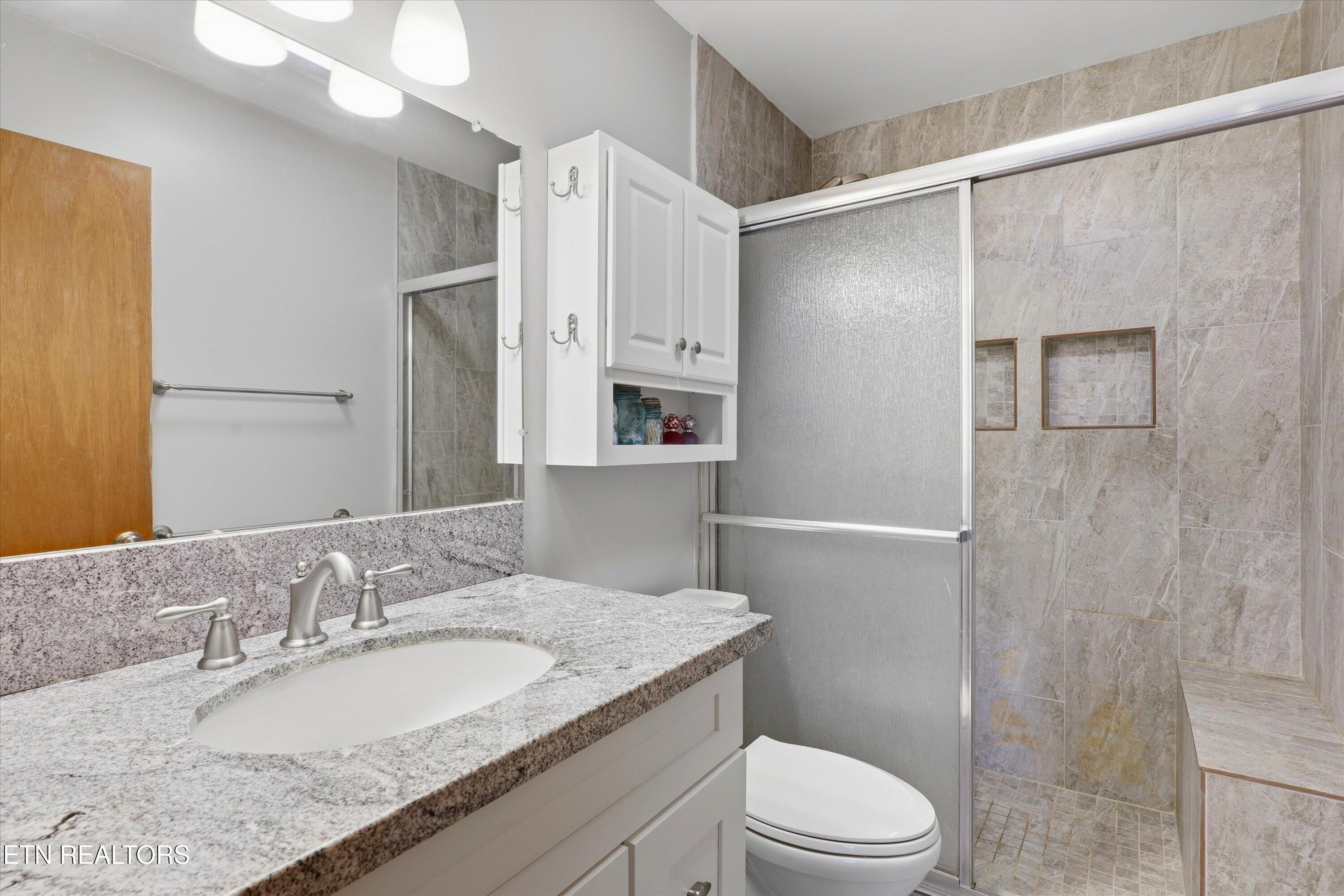 6428 Spring View Lane Knoxville, TN 37918 - Photo 21 of 43 Master Bathroom