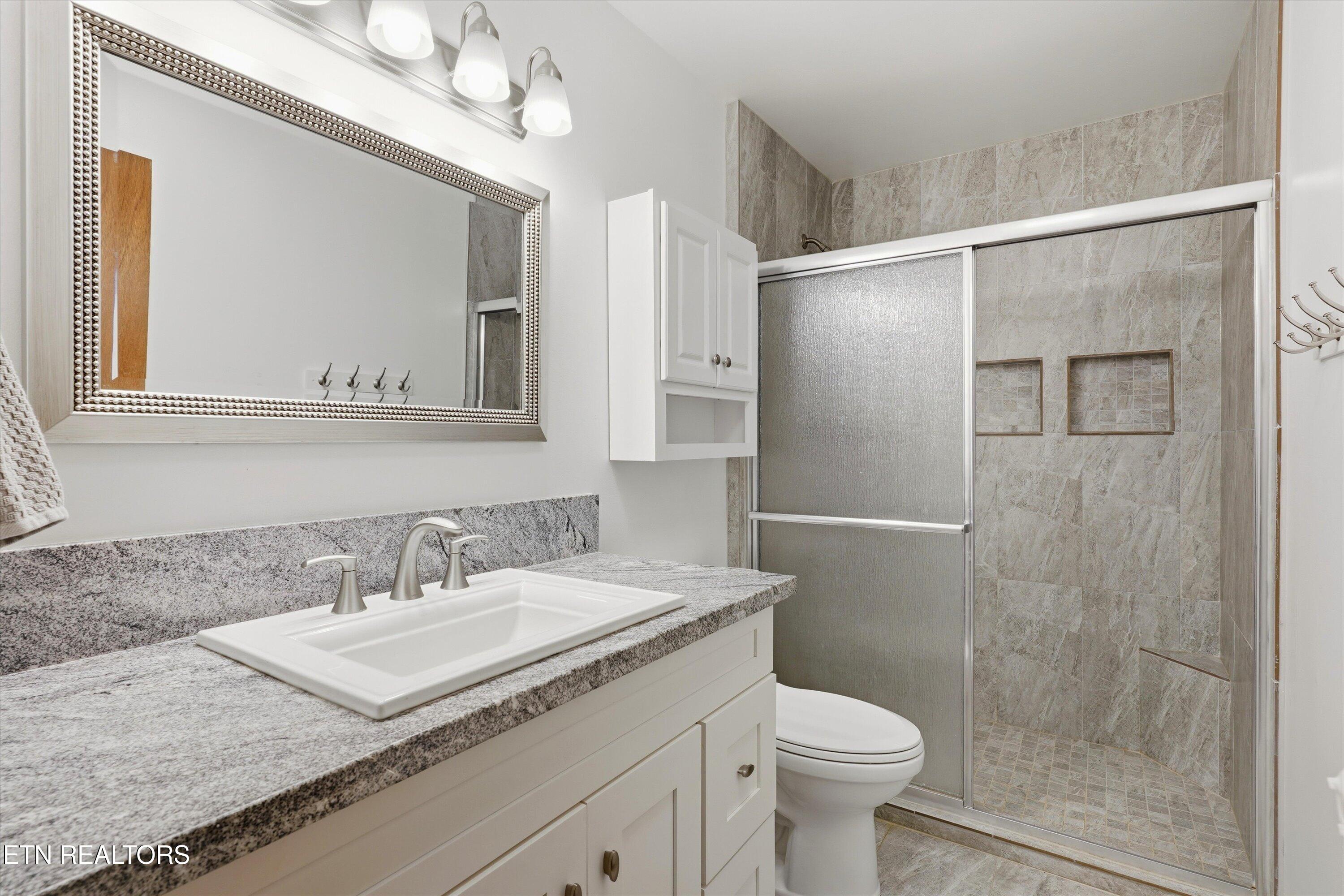 6428 Spring View Lane Knoxville, TN 37918 - Photo 23 of 43 Main Level Hall Bathroom