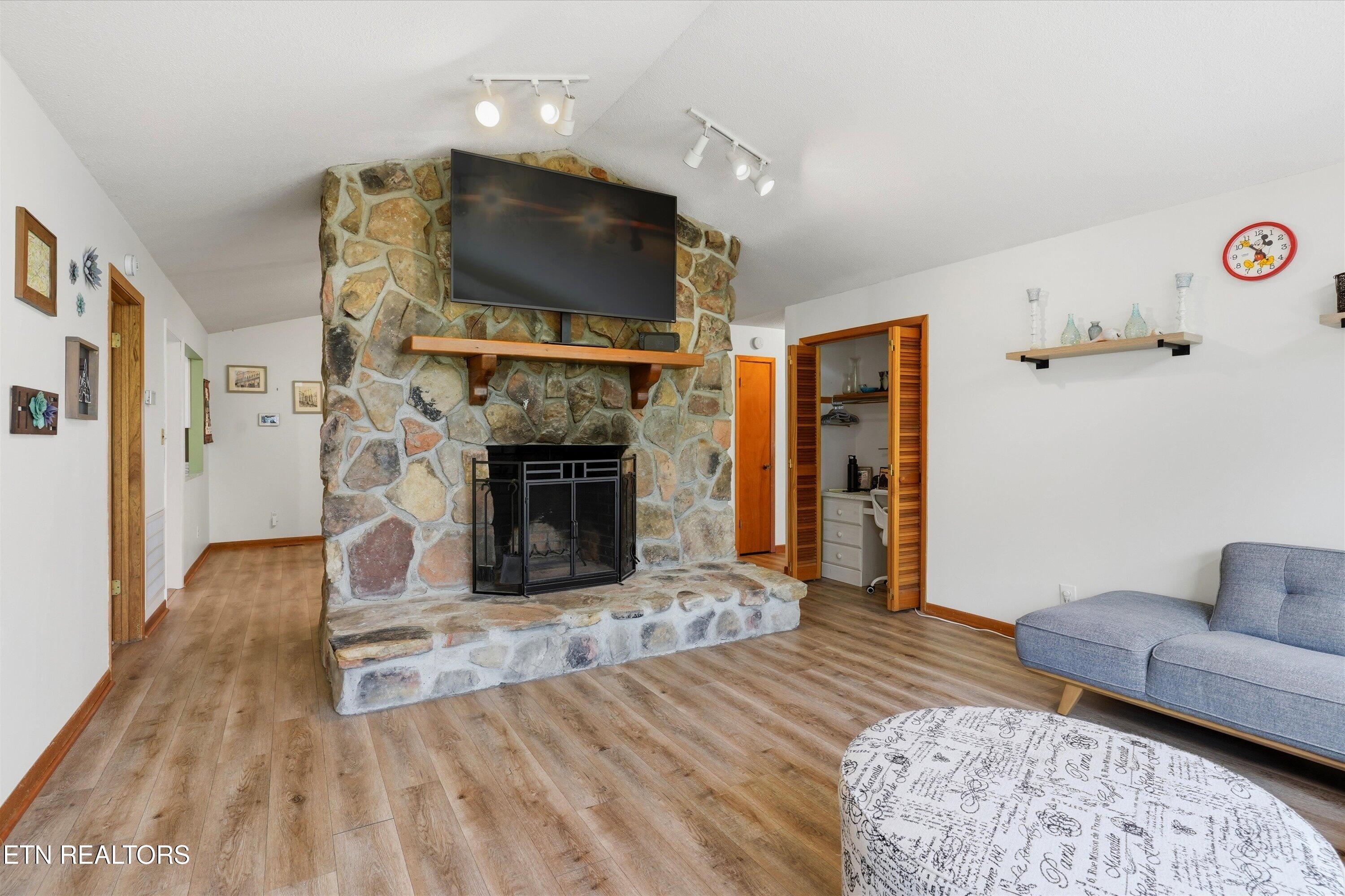 6428 Spring View Lane Knoxville, TN 37918 - Photo 5 of 43 Living Room