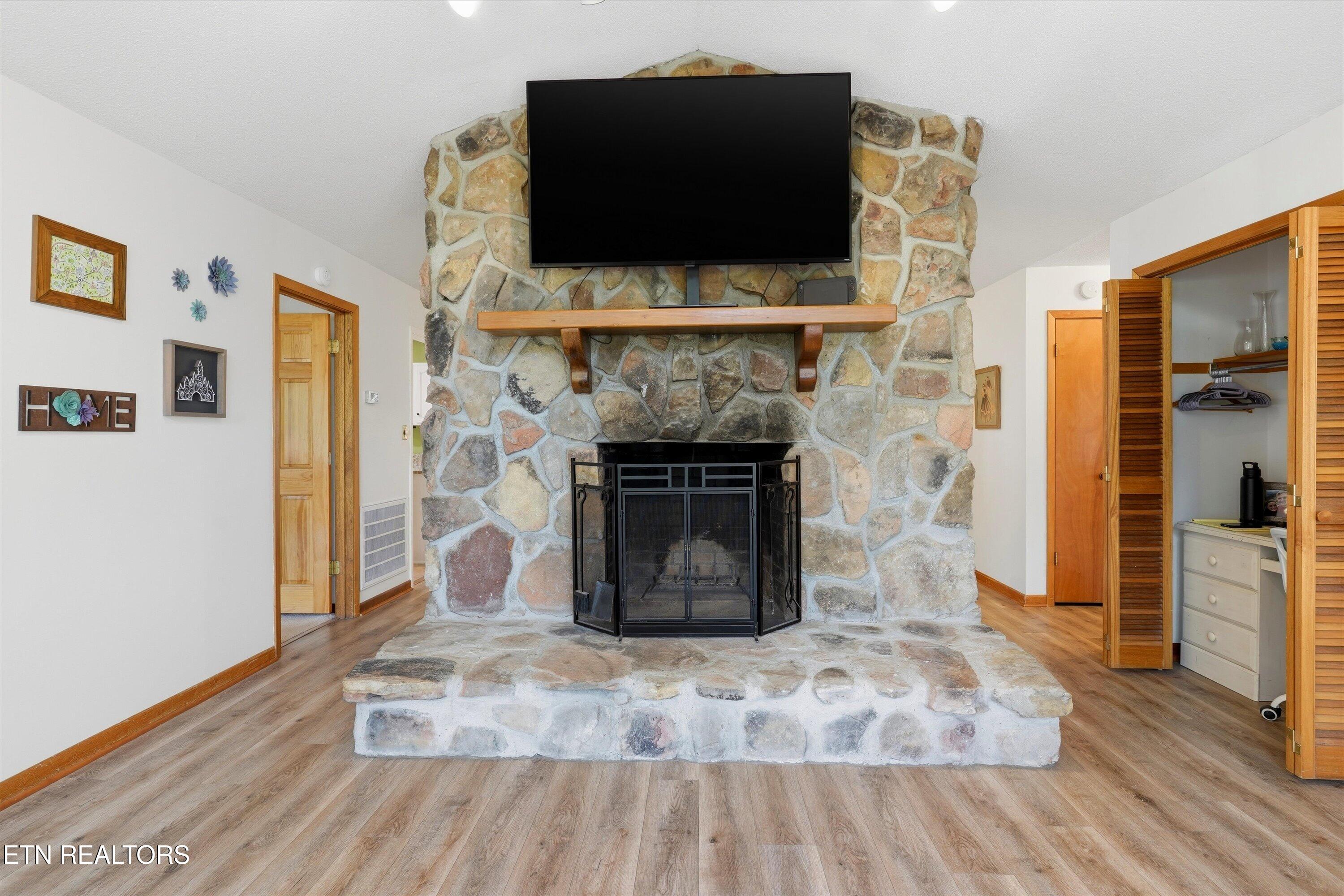 6428 Spring View Lane Knoxville, TN 37918 - Photo 8 of 43 Living Room