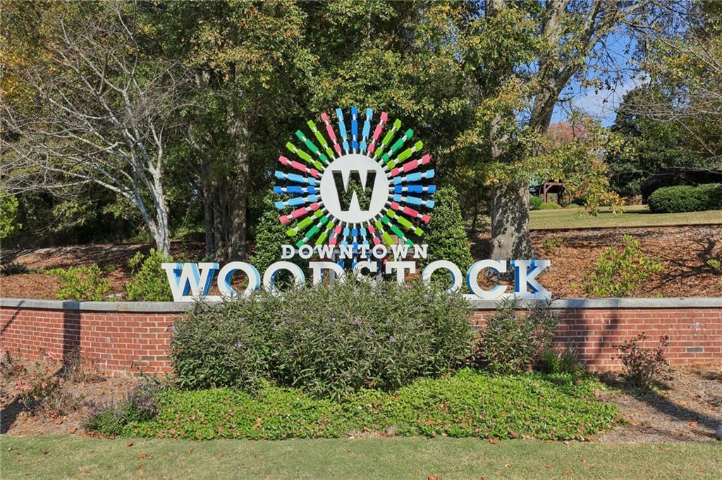 3328 Knight Road Marietta, GA 30066 - Photo 39 of 44 a sign that is on the side of the road