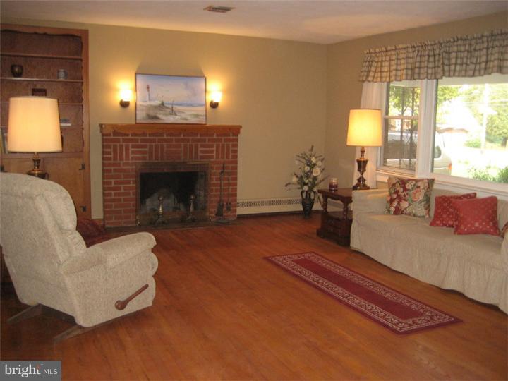 194 West Upper Ferry Road Trenton, NJ 08628 - Photo 3 of 12 Gallery Image 3