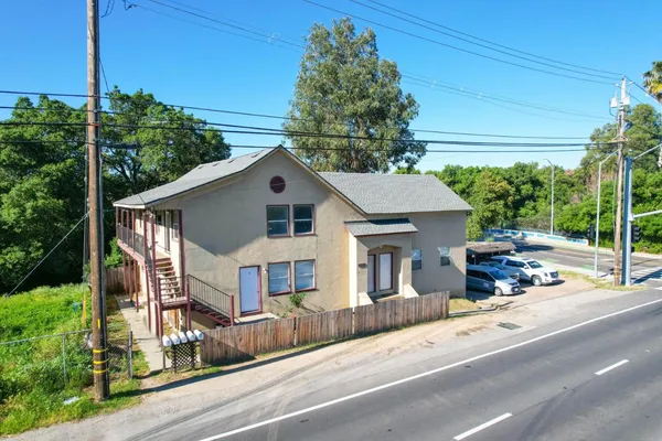 a view of a house with a yard and plants