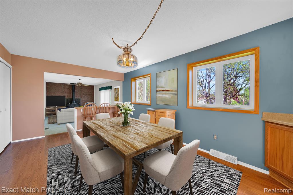 484 Rowe Road Milford, MI 48380 - Photo 4 of 49